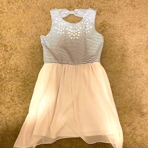 It’s a white and blue dress. It’s size 16(girl)